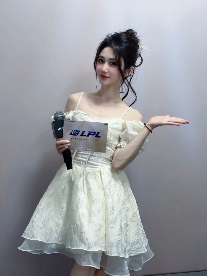 【QY球友会】主持小悠珊珊更博晒照：最快的一集！已经闪现到高铁站了