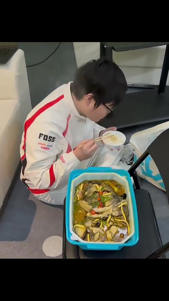 【QY球友会】TES发布视频：先吃饭吧(候场的69版）