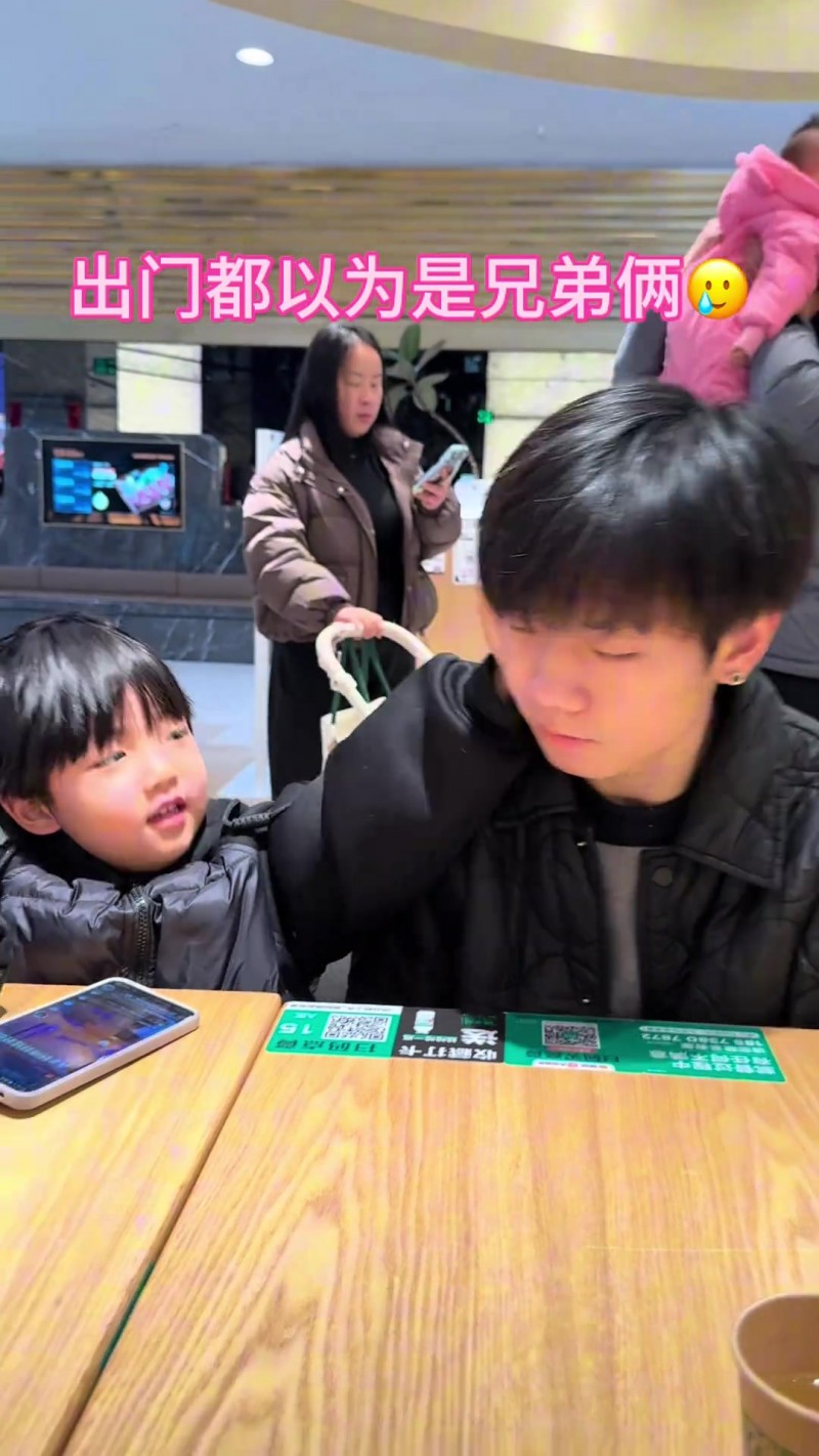 【QY球友会】女子分享老公带娃视频震惊网友 前RNG选手无心年纪30 长相犹如小学生