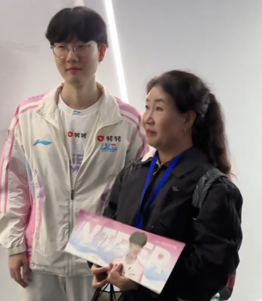 【QY球友会】BLG分享视频：Viper妈妈也来到苏州决赛现场，为儿子和BLG加油