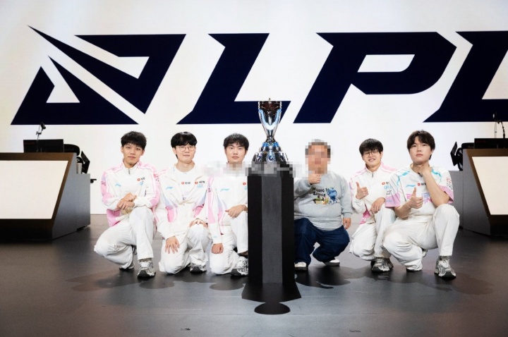 【QY球友会】最暖心💗合照！BLG全员为矮小观众蹲下，粉丝：从西安赶来值了