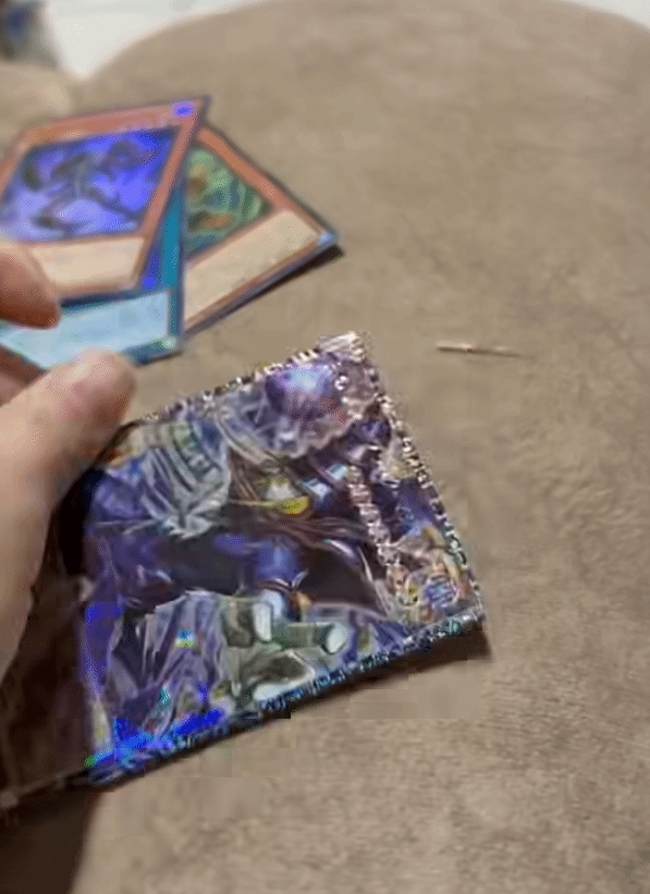 【QY球友会】最惨一剪没!玩家失手剪坏价值25万元的卡:直接疯了😂