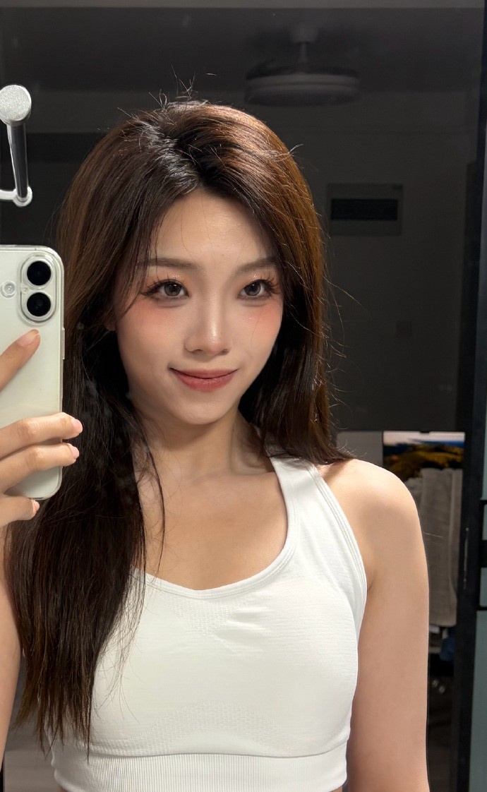 【QY球友会】主持人松琪晒照：试图寻找锻炼痕迹 全表情代偿了