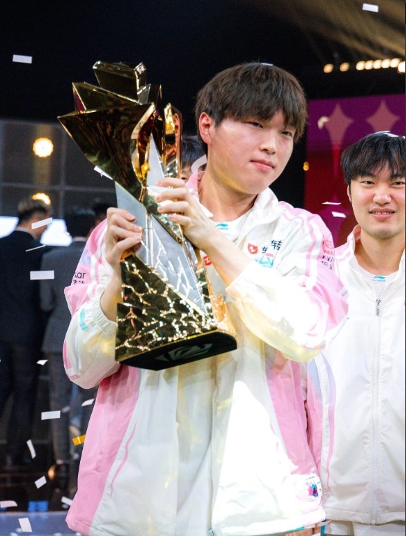 【QY球友会】官方认证！LOL官方分享Bin捧杯照：世界第一上单