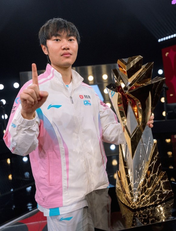 【QY球友会】LOL官推分享Knight赛后照片:黄金左手再添一座国际赛事冠军奖杯