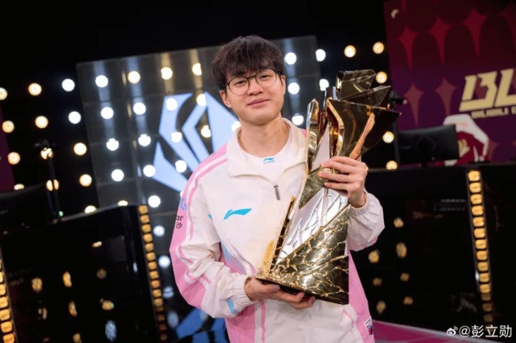 【QY球友会】夺得先锋赛冠军后，Xun社媒分享自己赛后捧杯照