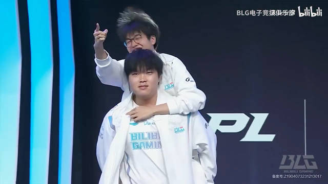 【QY球友会】威朗普我们走！  两年前的今天Bin在LPL的舞台背着Xun出场！