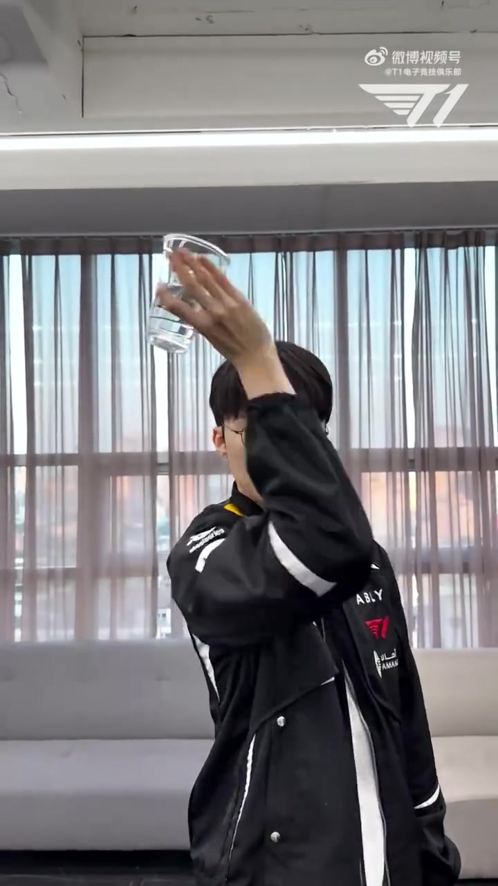 【QY球友会】T1分享Faker、Peyz整活：我们选手们喝水都是这样喝的呀
