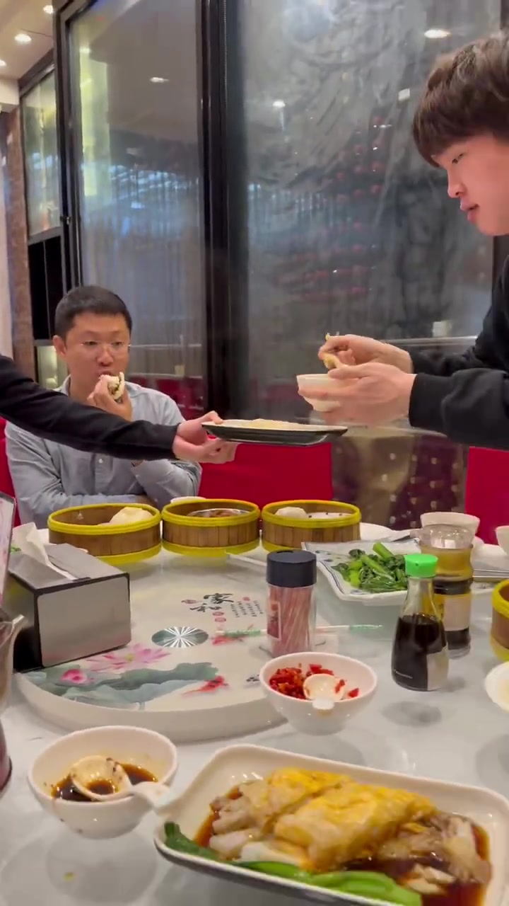 【QY球友会】BLG更新视频：到达巴西的选手/工作人员正在吃广式茶点~