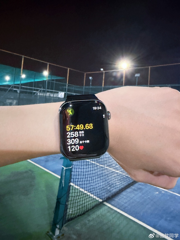 【QY球友会】主持骆歆更博晒照：今天网球复健 打完直接连手机都举不起来