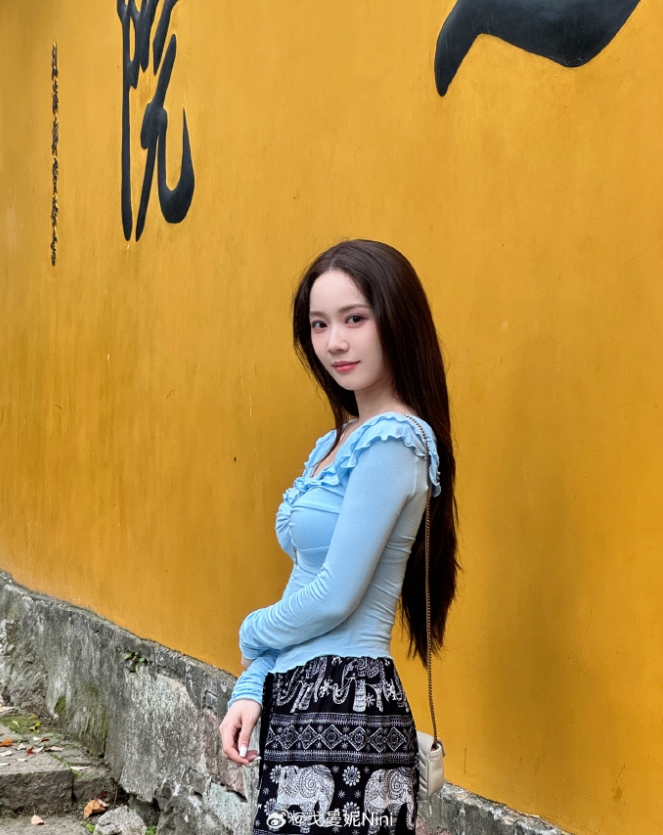 【QY球友会】无畏契约主持人戈曼妮晒照：风吹起来 地上都是花瓣和树叶的季节  ​​​