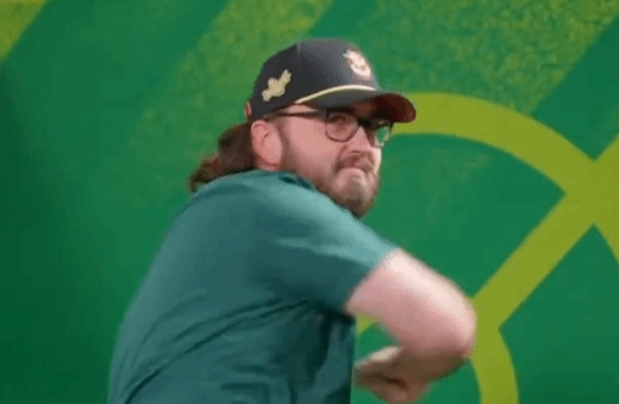 【QY球友会】离谱!电竞冠军因庆祝动作被判负 空中挥拳时可能干扰到对手