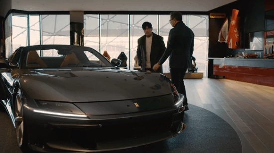 【QY球友会】刚出新歌就提新车!周杰伦现身意大利摩德纳 定制专属法拉利超级跑车