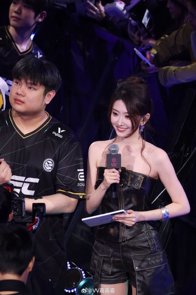 【QY球友会】无畏契约主持人唯嘉晒照:这种离观众很近的感觉,确实很棒!