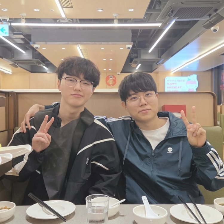 【QY球友会】Cuzz分享与PerfecT聚餐合照：和昇玟一起