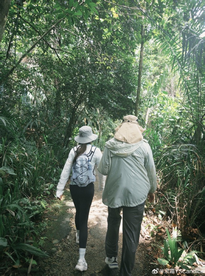 【QY球友会】主持人余霜分享生活照片:走两步