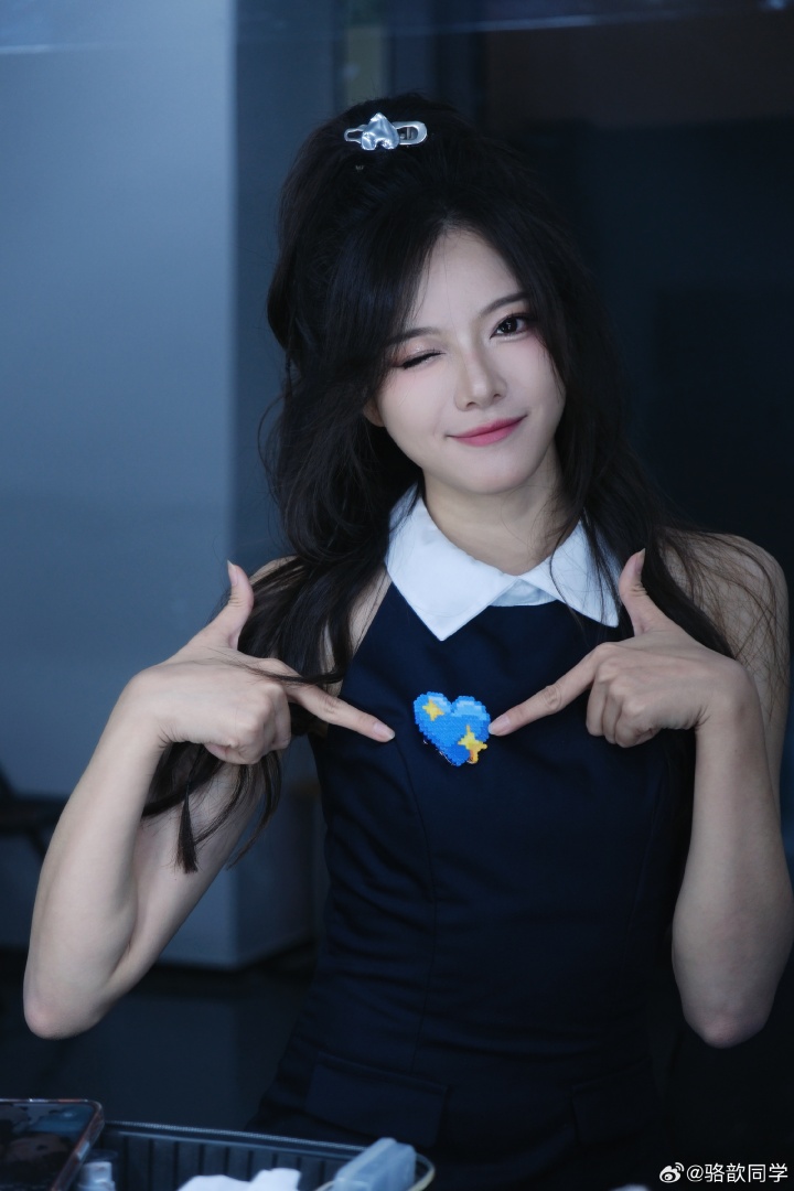 【QY球友会】美女主持人骆歆晒照：蓝色爱心~甜美笑容~