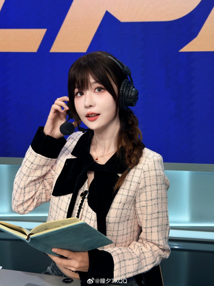 【QY球友会】LPL美女解说瞳夕晒照：OL套装~我下班咯~