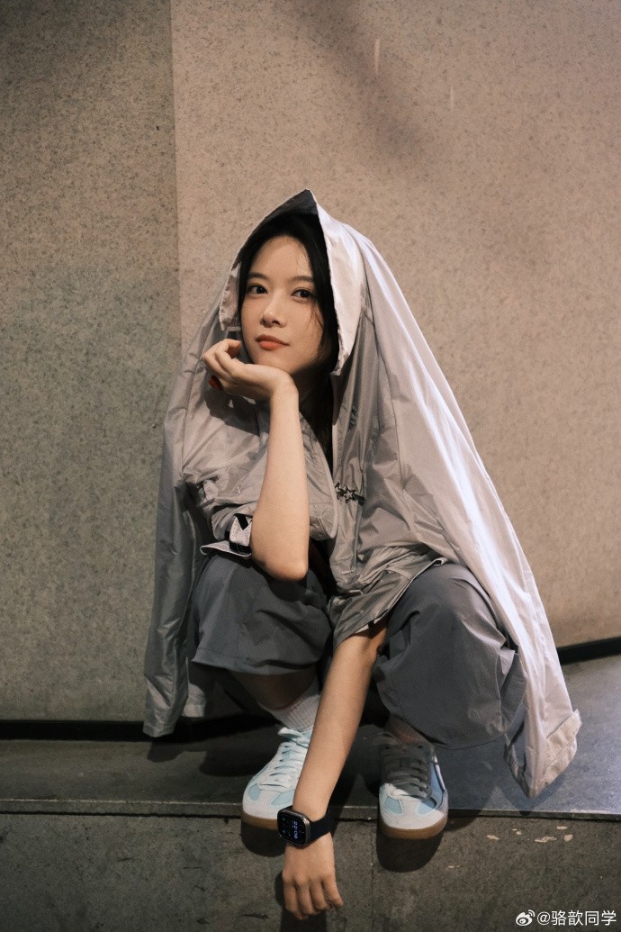 【QY球友会】主持人骆歆晒照：这个未来科技感十足的新系列很好吧！爱死了🛸