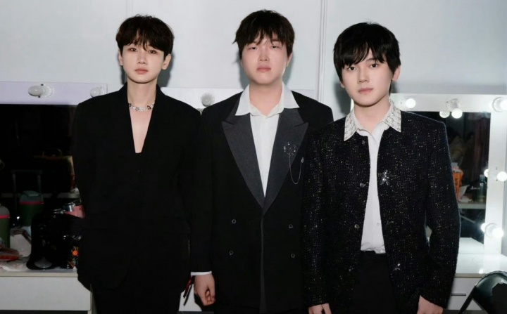 【QY球友会】要个微信很难吗？网友翻出Bin、JKL与汪苏泷的合照