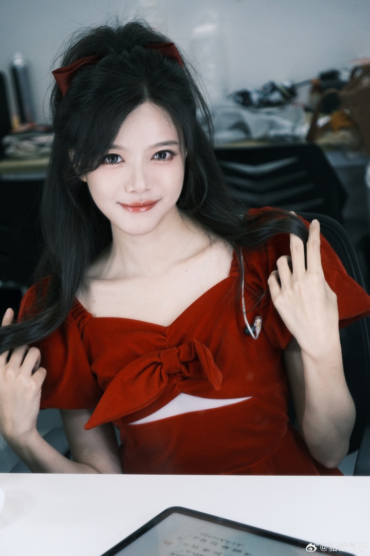 【QY球友会】美女主持人骆歆晒出LPL后台自拍：喜欢我这款红丝绒蛋糕么~