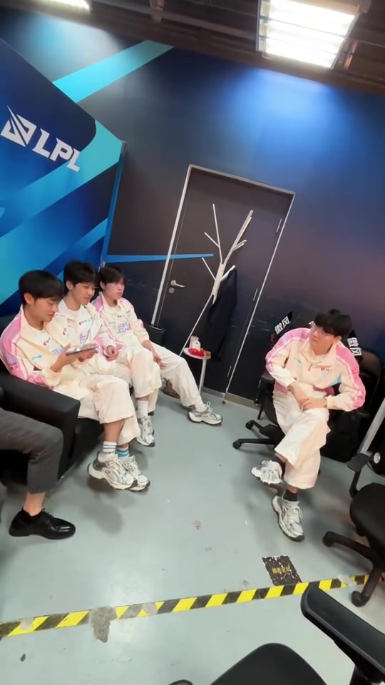 【QY球友会】BLG分享选手后台花絮：沙发争夺战（其实是k去采访了