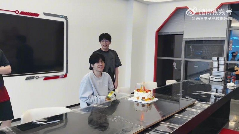 【QY球友会】WE官方祝贺About生日快乐：新的一岁继续加油🎂