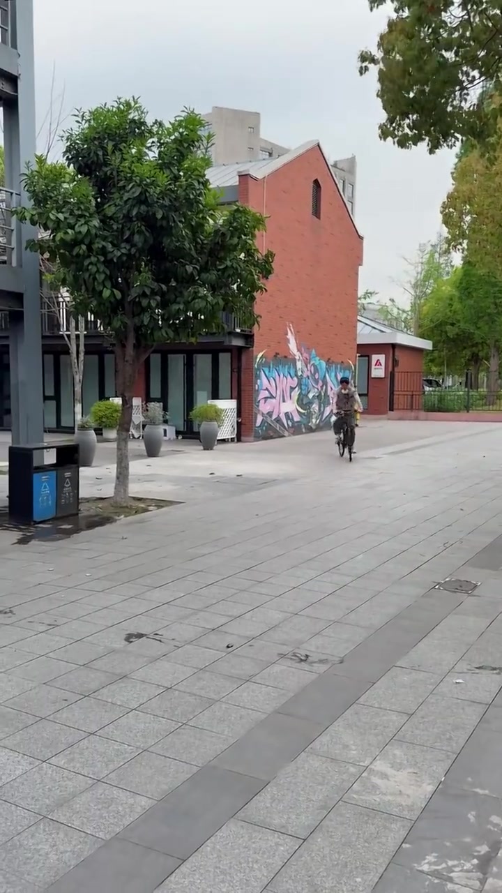 【QY球友会】BLG分享日常视频：丹尼的才艺展示环节 🚲是圈恩的