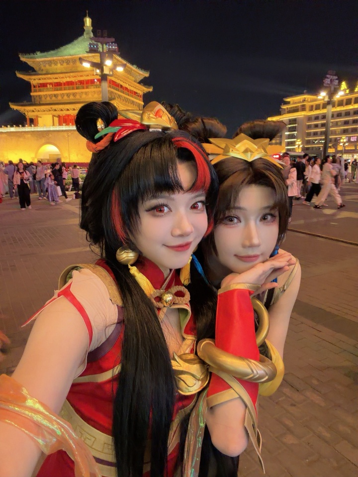 【QY球友会】😍骆歆分享美照：五只不同颜色的拉克丝在西安钟楼随机出没~