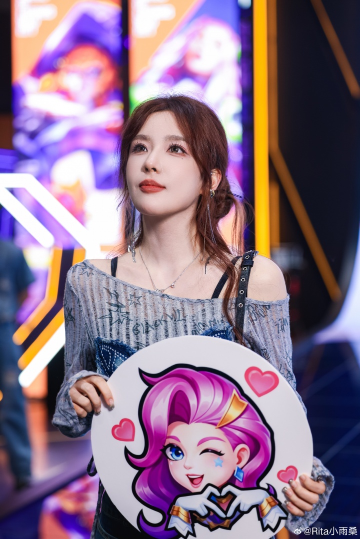 【QY球友会】女解说Rita分享参加LOL手游活动照：玩得超开心！！～