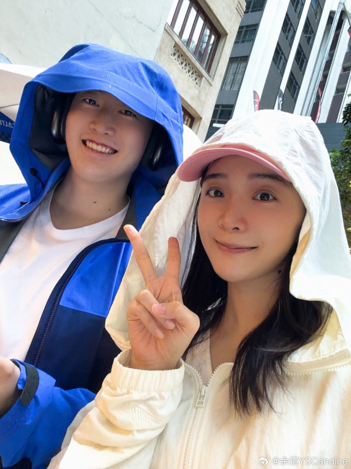 【QY球友会】余霜晒出与管泽元香港旅游照：吃上了哈兰德同款pizza～