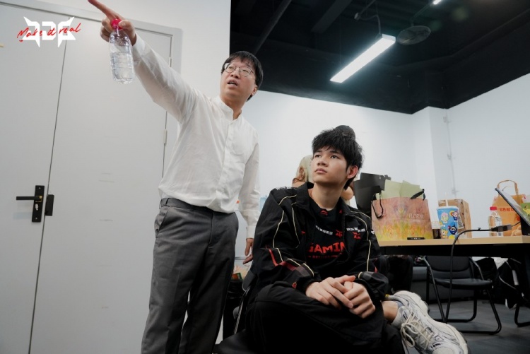 【QY球友会】JDG教练Tabe:我们不玩的英雄都是BLG玩得好的 首局失利心态受影响