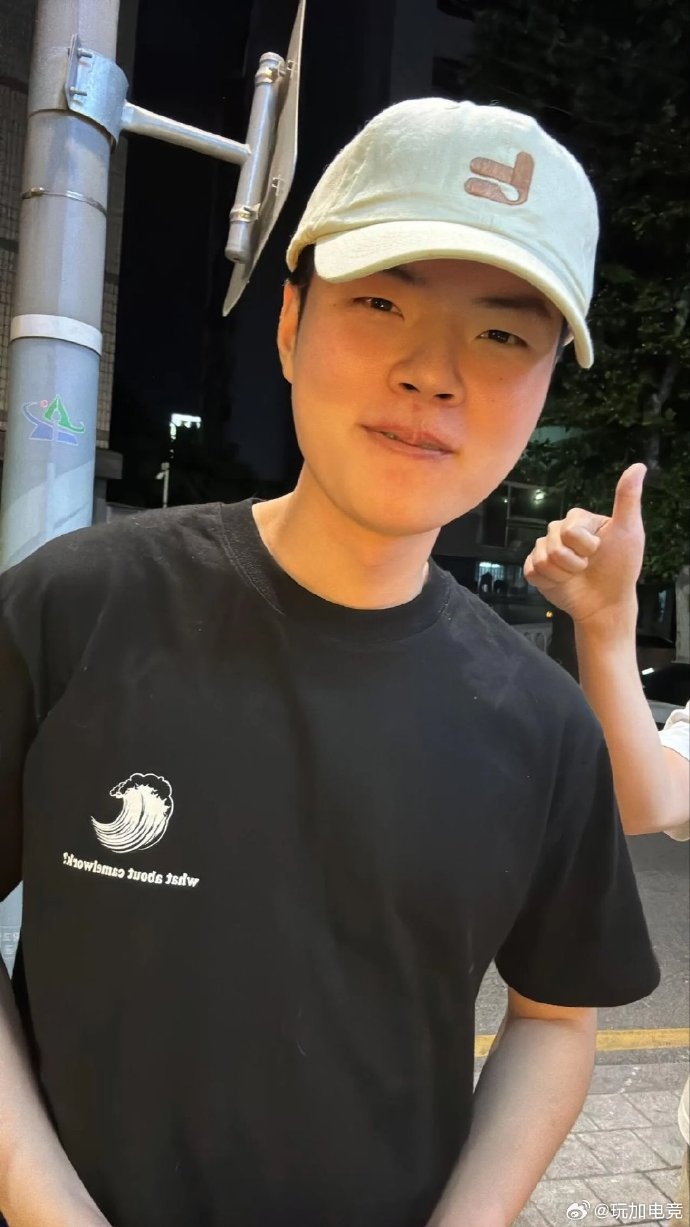 【QY球友会】好好生活着👍Smeb晒出与服役中的Deft合照