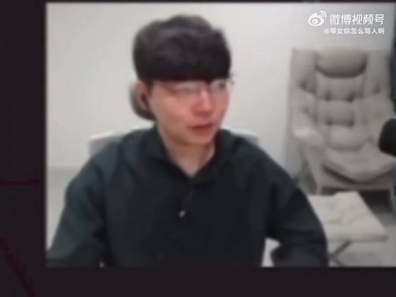 【QY球友会】MaRin：最近去T1总部发现Faker像15年那样躺在沙发上，很亲切