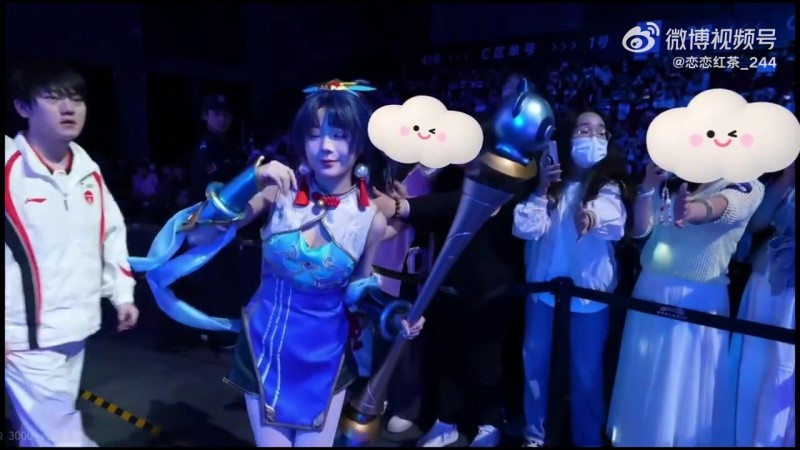 【QY球友会】fengyue笑嘻了😆JackeyLove开场险些撞到女COSer：撤回.GIF