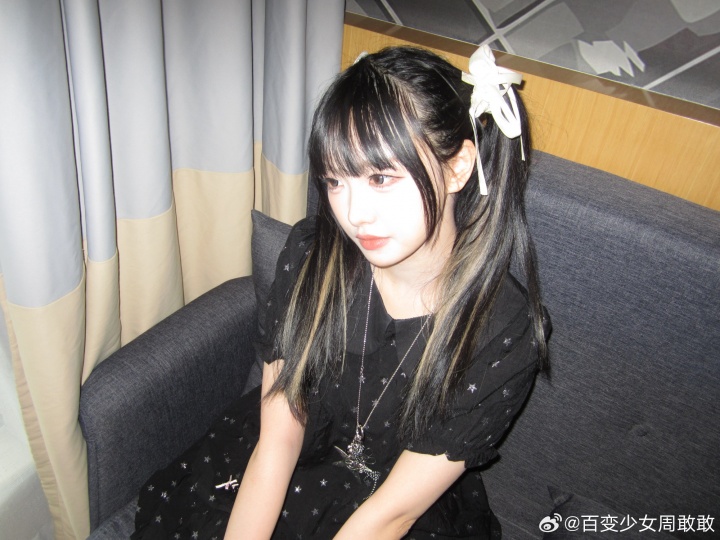 【QY球友会】LPL女主持周敢敢晒照:终于带着WRB的前缀上了直播桌