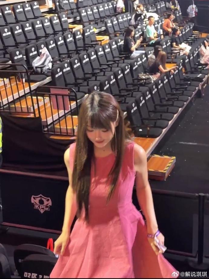 【QY球友会】KPL主持人琪琪分享现场照：来体验KPL VIP卡座 现场超多新活动～