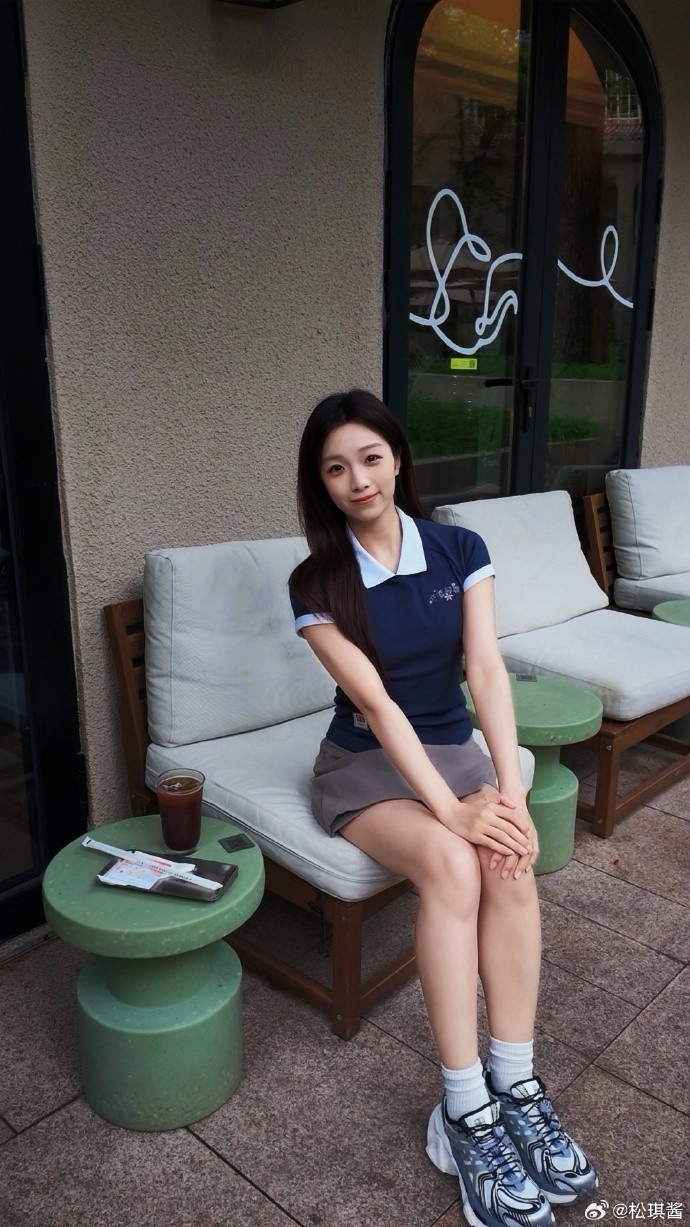 【QY球友会】主持人松琪晒照：看了《双城之战》浸入式音乐秀 体验感拉满了！