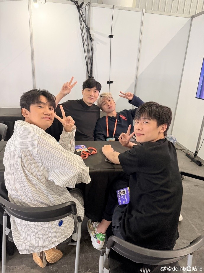 【QY球友会】doinb分享武汉线下活动返图：见到这么多支持我的粉丝们 爱你们❤
