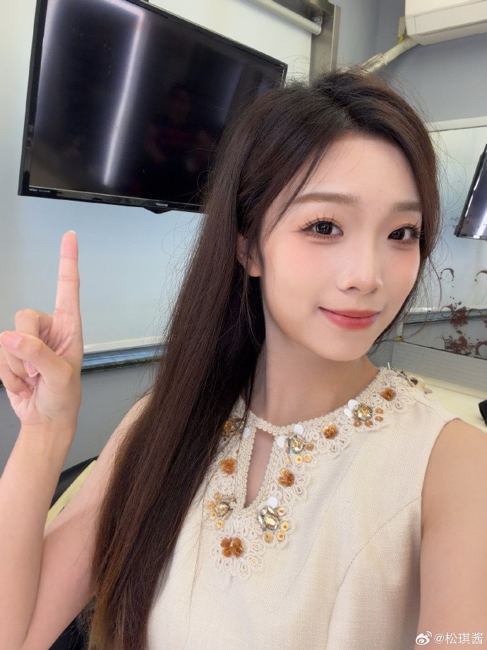 【QY球友会】主持人松琪晒照：MSI day1打卡！两个3:0 赛区差距还是有的