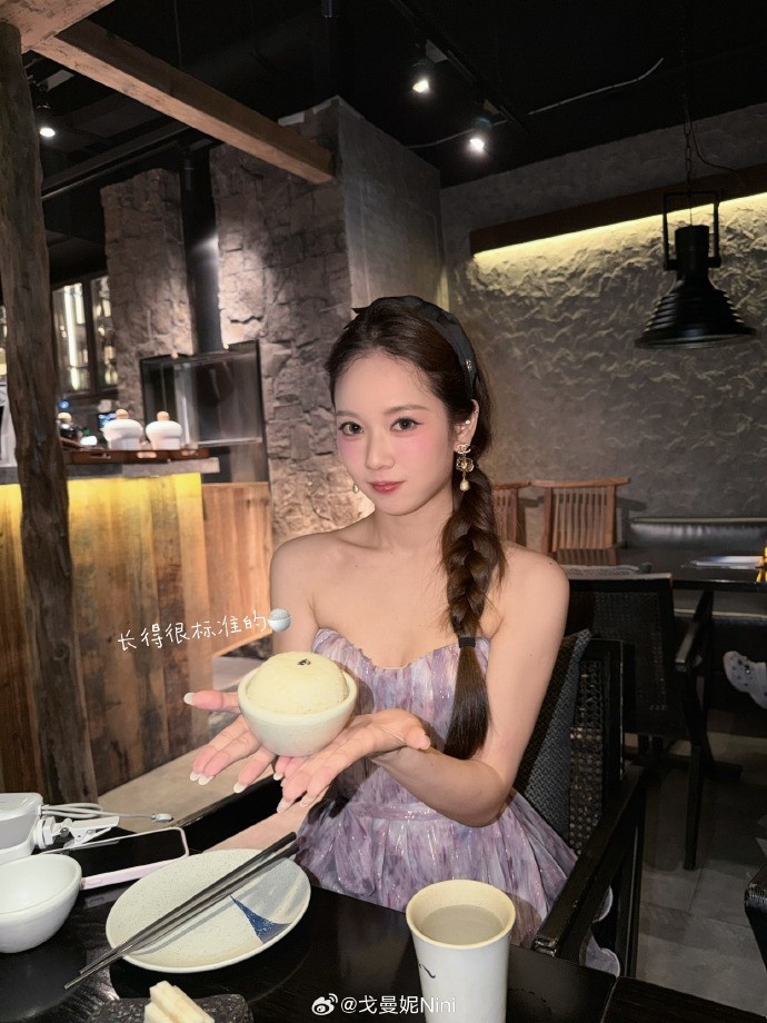 【QY球友会】无畏契约主持曼妮晒照：🍚长得很标准的饭