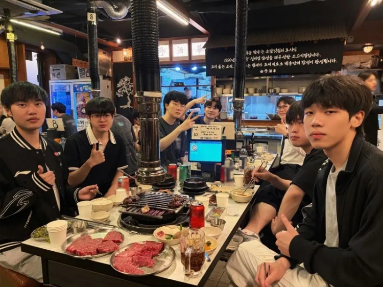 【QY球友会】BLG分享队员聚餐照:咀嚼暂停! 3 2 1!看镜头喵
