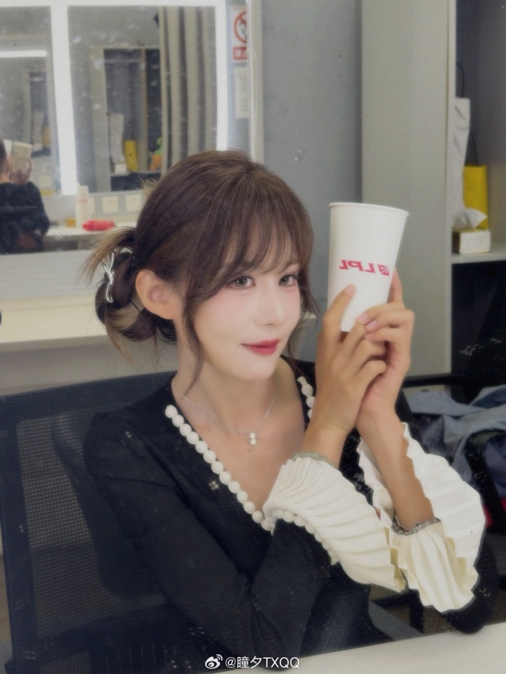 【QY球友会】葵式小香风～LPL女解说瞳夕晒照：温柔葵(๑¯◡¯๑)