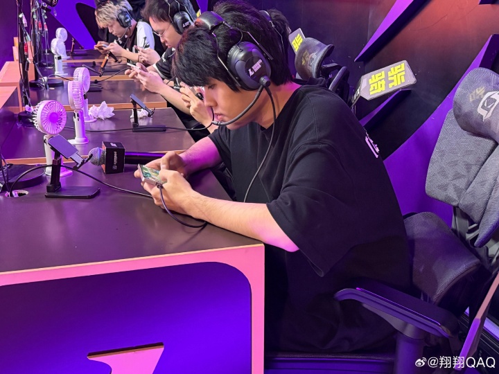 【QY球友会】LWX分享与粉丝合照：兄弟们 感谢今天来玩 有缘再见