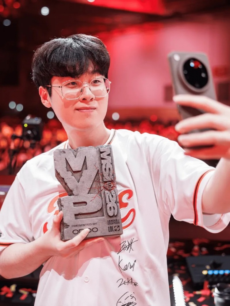 【QY球友会】LOL官推晒照:拿着FMVP奖杯自拍的Zeus
