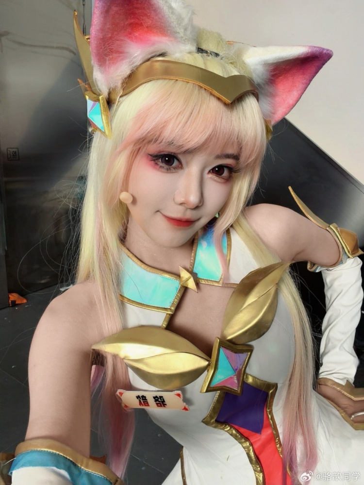 【QY球友会】LPL女主持骆歆晒照:来!感受一下我和毛神的阿狸跟男枪