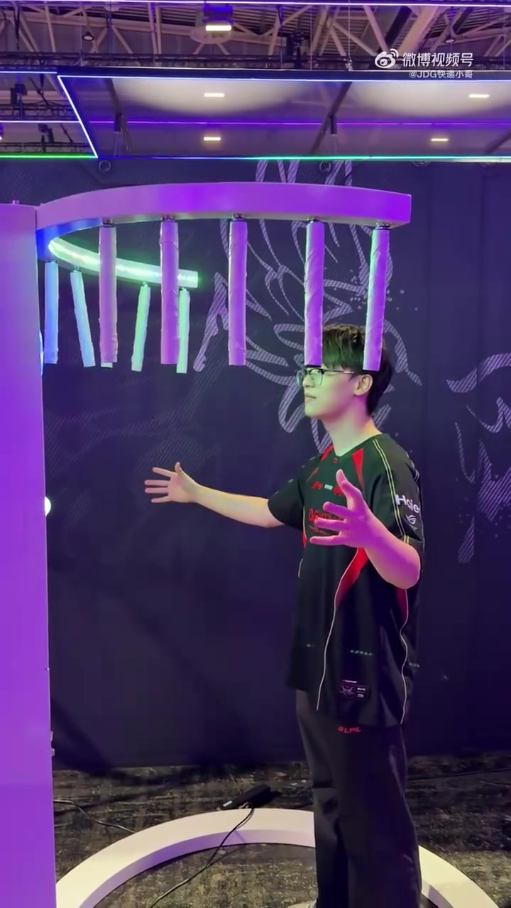 【QY球友会】JDG分享Vampire接棒反应挑战：小哥没有笑的意思