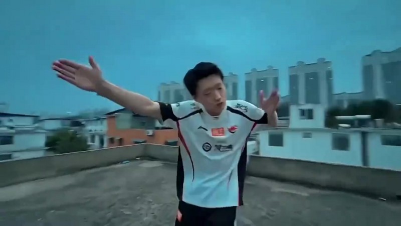 【QY球友会】Shanks赛后发布跳舞整活视频：拿了五杀就这么跳~