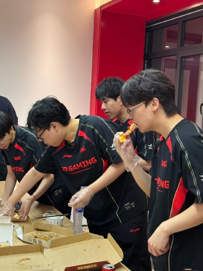 【QY球友会】JDG分享队员及教练赛后聚餐照:赛后补充能量🍕