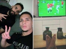 【QY球友会】心向红魔？安东尼在家中观看曼联与利物浦的比赛